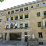 Desestiman conceder la incapacidad permanente total a una conductora de autobús que padece halo nocturno y sensación de moscas volantes tras operarse de cataratas