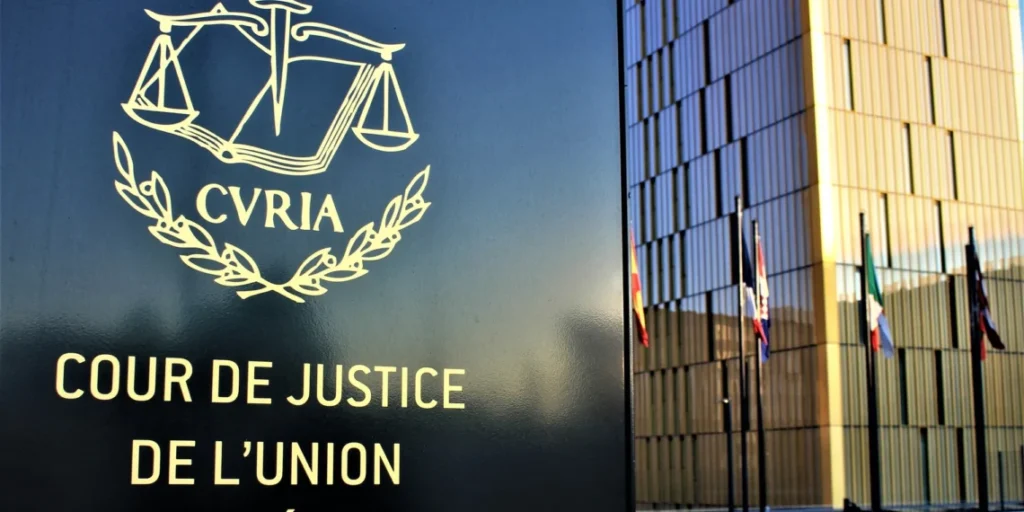 edificio-tribunal-justicia-europeo-luxemburgo-tjue-banderas-estados-miembros_98-1140x570-1 (1)