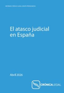 Informe sobre el atasco judicial en España con fondo azul.