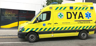 Ambulancia de DYA Bizkaia estacionada en la calle