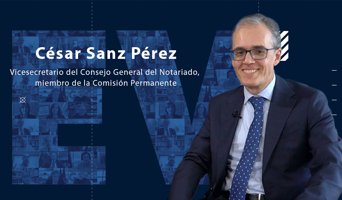 César Sanz, vicesecretario del Consejo General del Notariado, sonriendo en una entrevista
