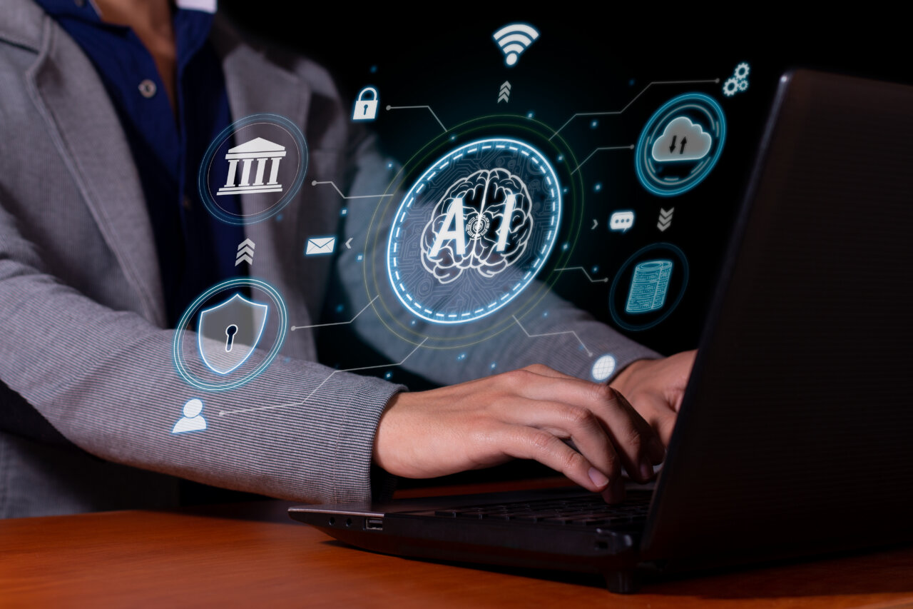 Hombre interactuando con inteligencia artificial en un entorno bancario