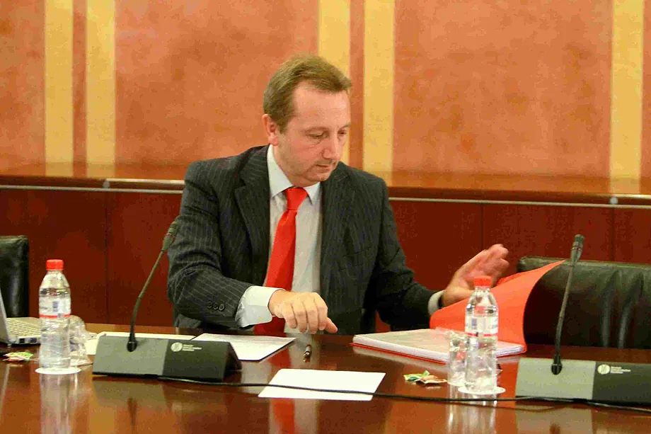 Juez revisando documentos en una sala de tribunal
