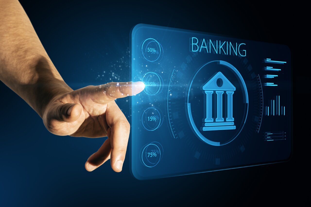 Una mano masculina interactuando con una interfaz de banca digital