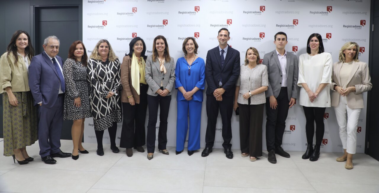 Grupo de personas en la entrega del Premio Luis María Cabello de los Cobos