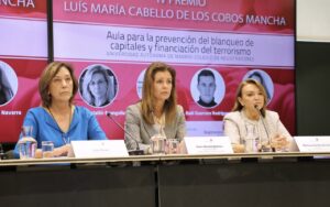 Tres mujeres en una mesa durante la entrega del premio Luis María Cabello de los Cobos.