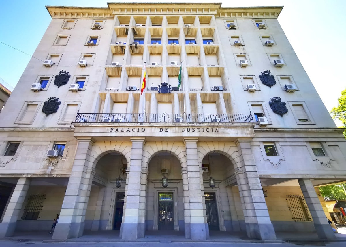 Edificio del Palacio de Justicia en Sevilla con banderas y escudos