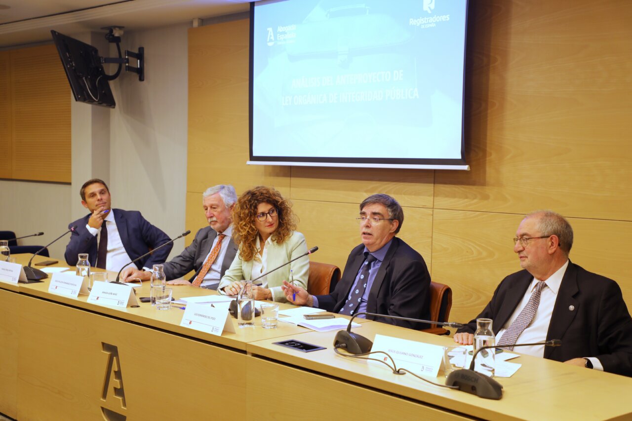 Mesa redonda sobre el Anteproyecto de Ley Orgánica de Integridad Pública con varios ponentes.