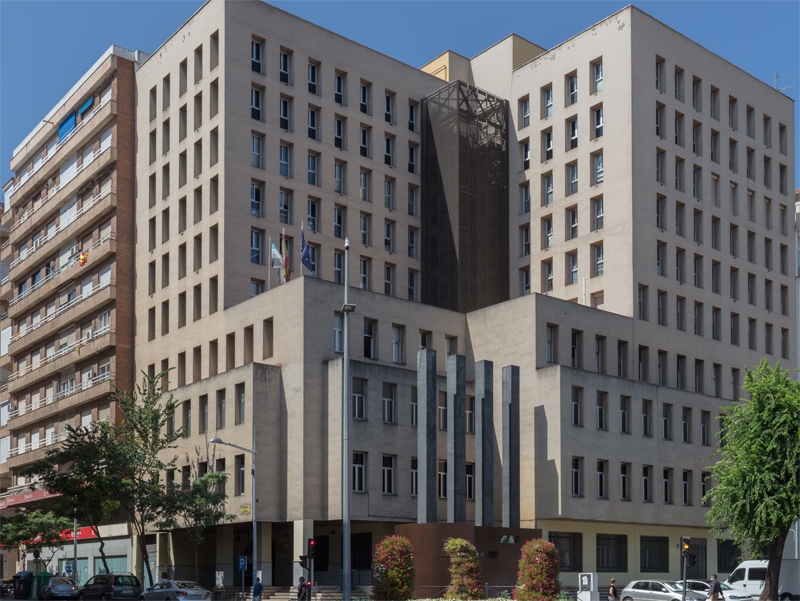 Edificio de la Audiencia Provincial de Badajoz en un día soleado