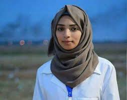 Enfermera palestina con hijab en un entorno hospitalario