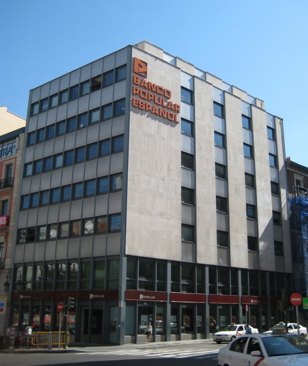 Edificio del Banco Popular Español en Madrid con su letrero visible