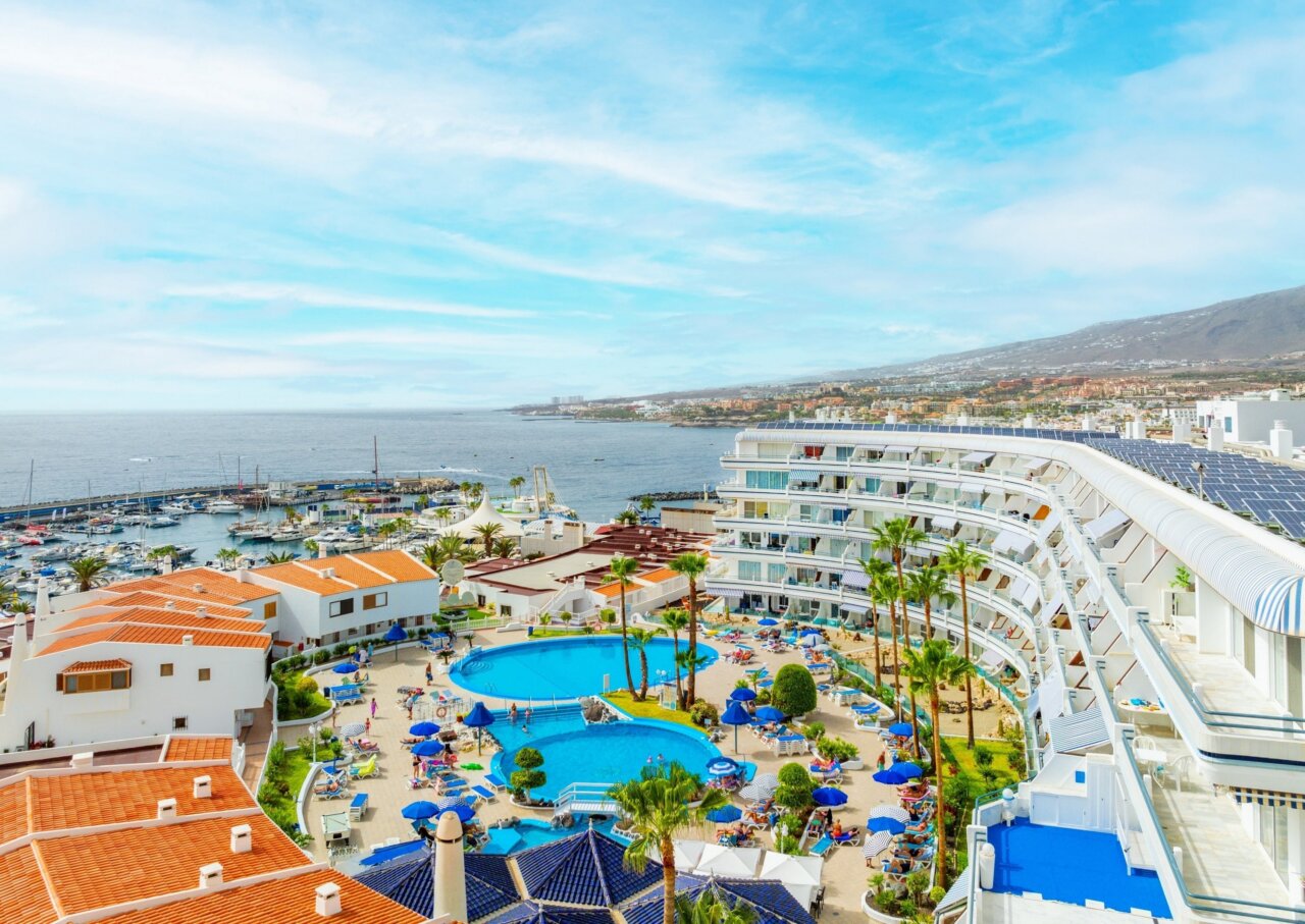 Vista panorámica de un hotel en Canarias con piscina y mar