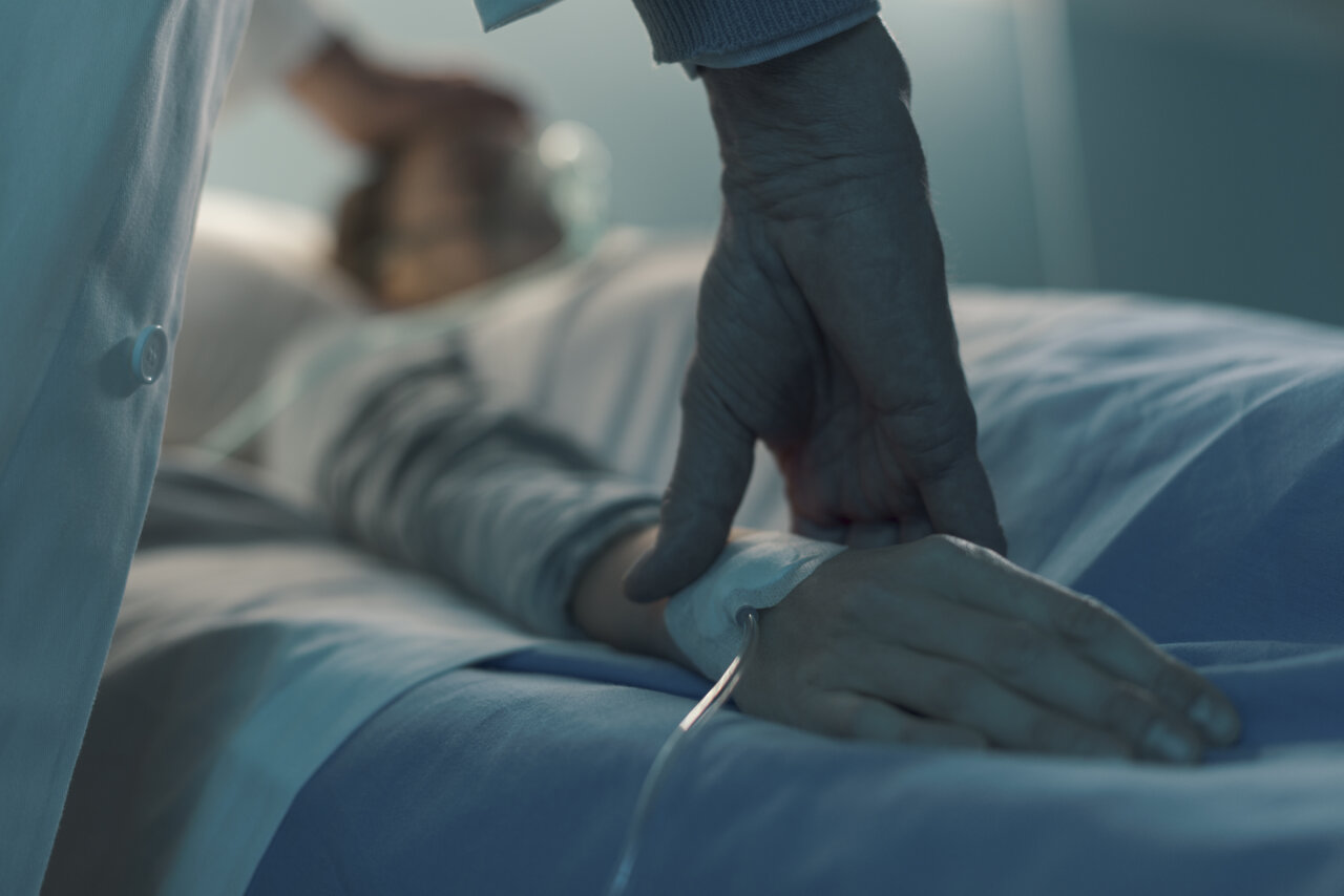 Médico asistiendo a un joven paciente en una cama de hospital