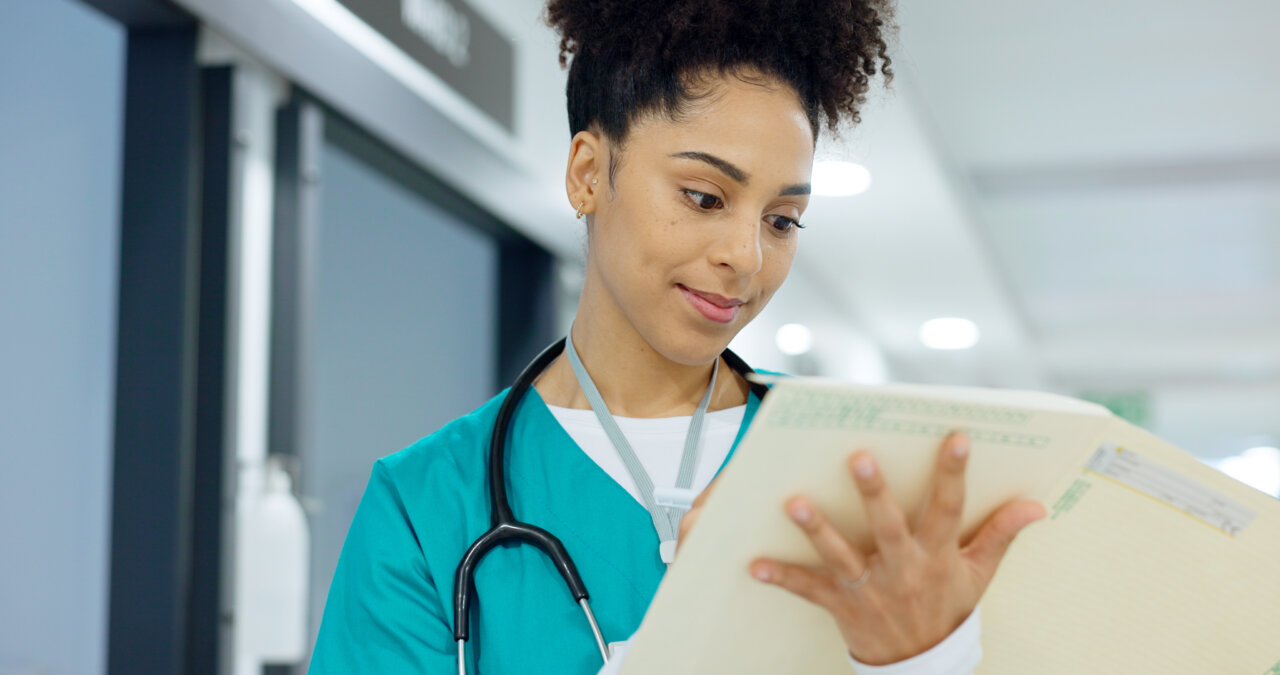 Enfermera revisando un documento en un hospital moderno
