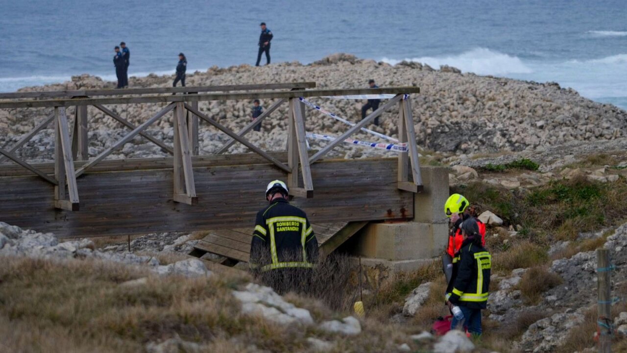 Bomberos y policías investigan el colapso de una pasarela en Santander