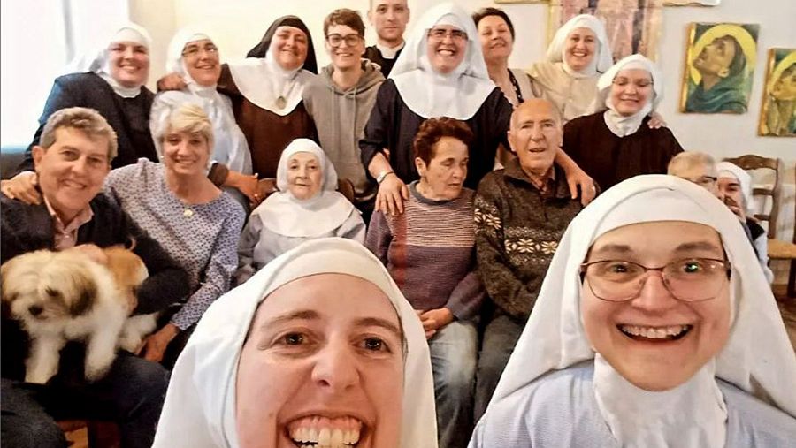 Grupo de exmonjas y personas en un ambiente amistoso y familiar