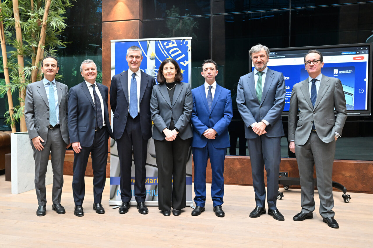 Delegación del Notariado italiano en reunión sobre blanqueo de capitales