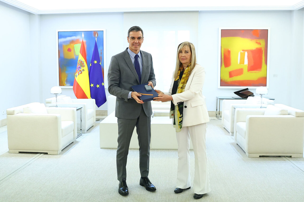 La presidenta del TS entrega las memorias anuales al presidente del Gobierno