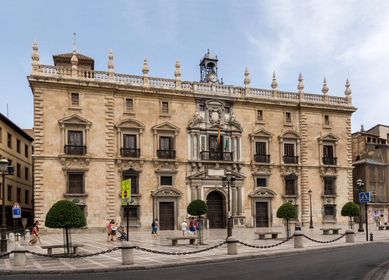 Fachada exterior de la Real Chancillería en Granada, España.