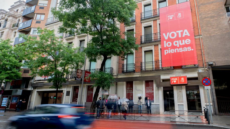 Exterior de la sede del PSOE con un cartel electoral visible