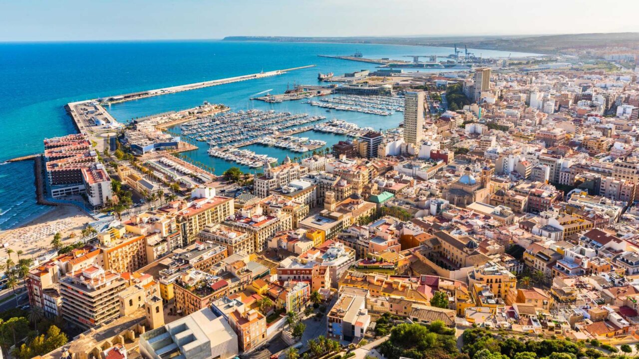 Vista aérea de Alicante con urbanización y puerto