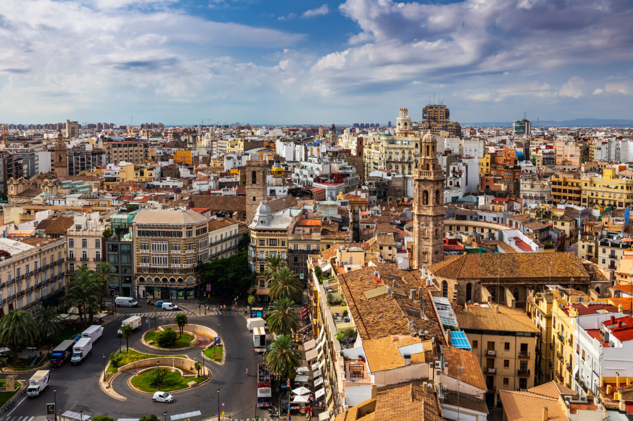 Panorámica de la ciudad de Valencia desde una torre con nubes