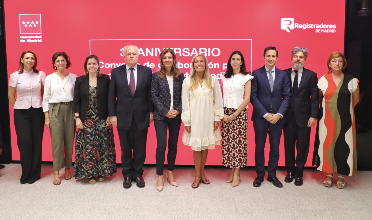 Grupo de personas en el 30º aniversario del convenio en Madrid