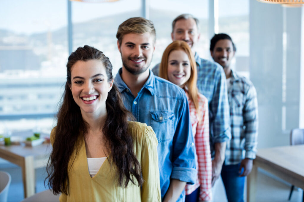 Equipo creativo de negocios sonriendo en una oficina moderna