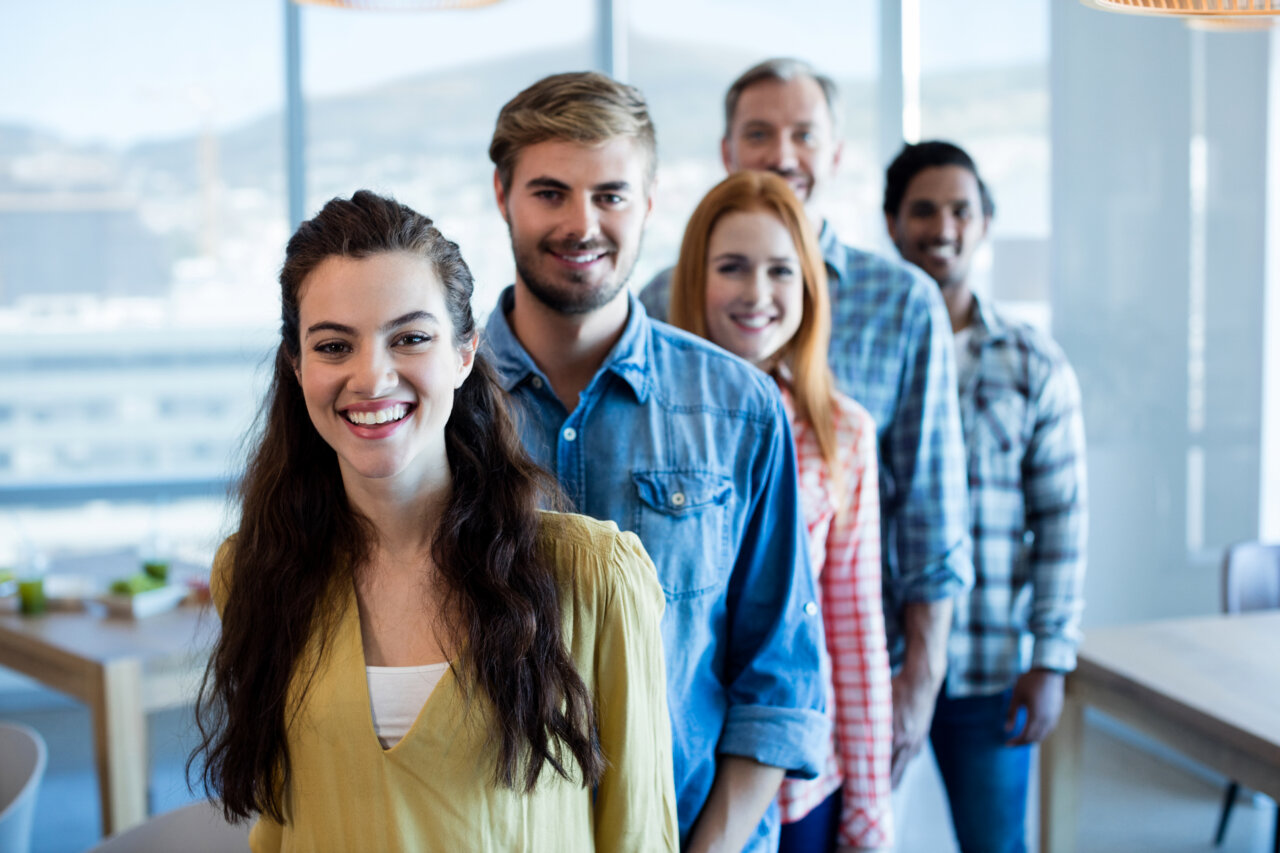Equipo creativo de negocios sonriendo en una oficina moderna