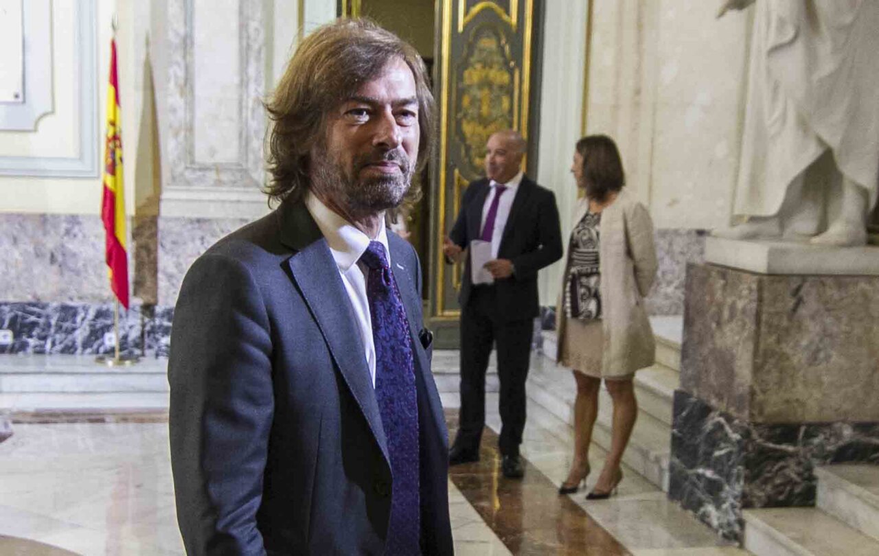 Juez de la Audiencia Nacional en un evento formal con fondo decorativo