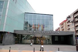 Fachada del Palacio de Justicia en Torrelavega, Cantabria.