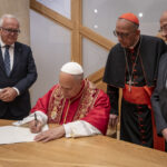 El Papa León XIV firma un documento notarial que recoge la inauguración y bendición De la Torre de Jesús de la Sagrada Familia