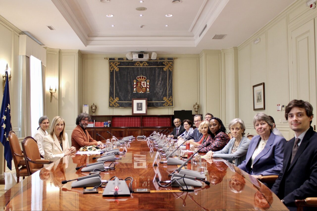 Reunión de la presidenta del TS con delegación del CIPM en una sala de conferencias