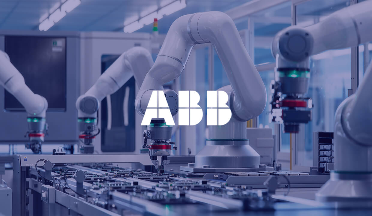 Imagen del logo de ABB en un entorno industrial con brazos robóticos