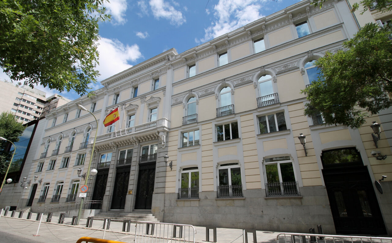 Edificio del Consejo General del Poder Judicial en Madrid con bandera española
