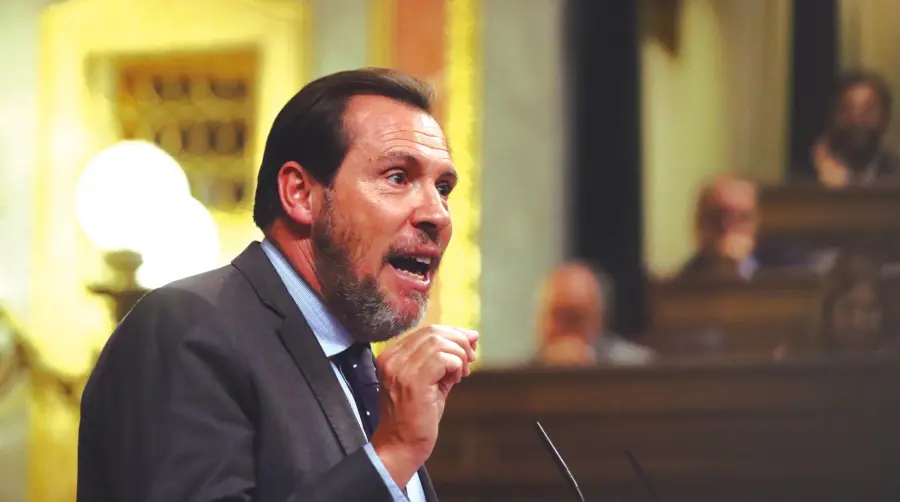 Un político discutiendo en un debate en el Tribunal Supremo sobre libertad de expresión.