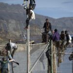 El Tribunal Supremo confirma que la ley no permite las “devoluciones en caliente” de los migrantes que pretenden entrar a nado en Ceuta y Melilla